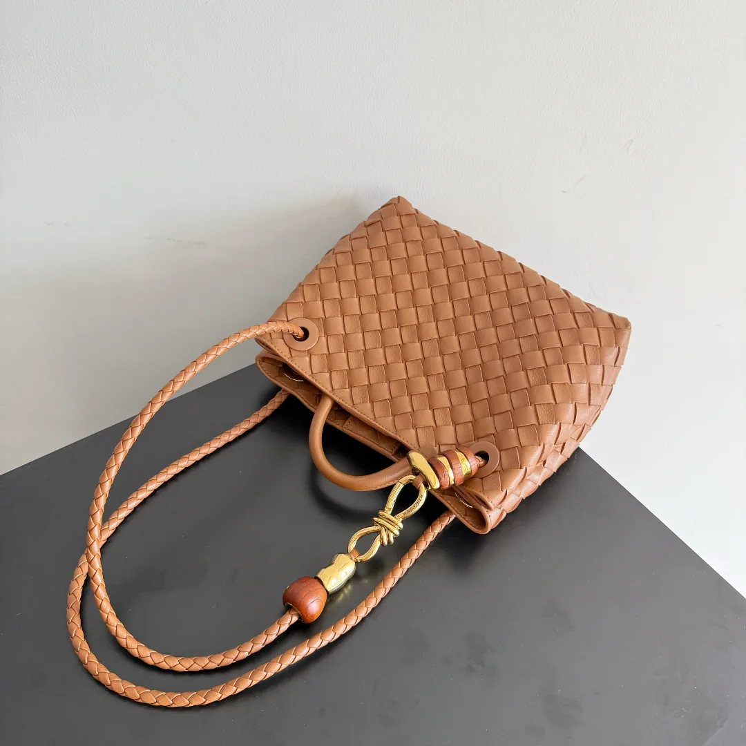 The new Andiamo batch of 3060 BV is shipped‼ ️The classic intercciato weaving process is used to create a soft bag, the metal knot is made of micro-cast aluminum using jewelry technology🪢, and the decorative beads are made of metal and hand-polished oak, allowing you to jump repeatedly between elegance and fun💃, making it unpredictable. Classic and versatile, it shows off your temperament, and the bag has a large capacity, making it very convenient for daily commuting! It has a variety of carrying methods, the shoulder straps can be adjusted by yourself, the original lambskin feels soft and delicate, and the unisex style breaks gender boundaries and brings a more practical and long-lasting use experience. The Andiamo, which has both elegant and casual styles, perfectly interprets the "fashionable old money style". Style number: 743568+wood hardware Color: chestnut brown Size: 25*22*10.5cm